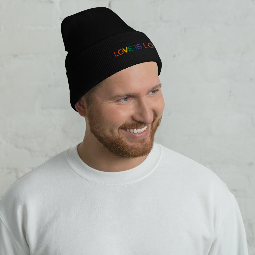 LOVE IS LOVE auf Beanie gestickt