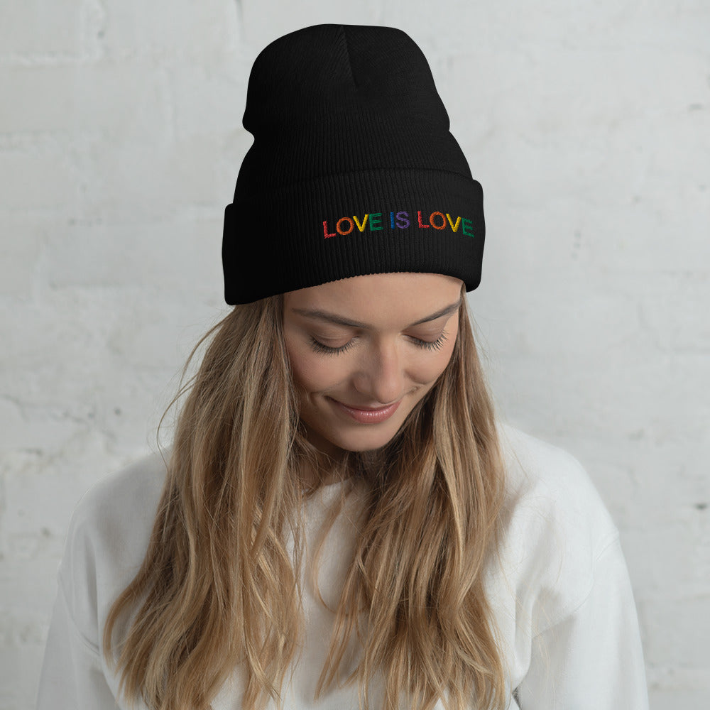 LOVE IS LOVE auf Beanie gestickt