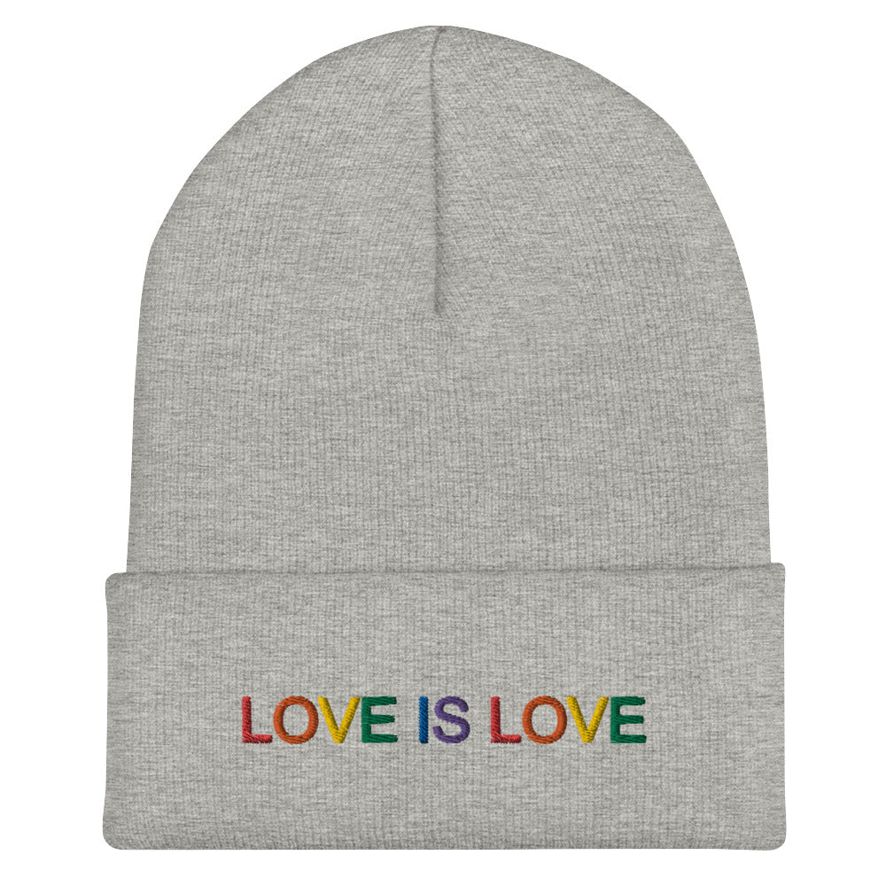 LOVE IS LOVE auf Beanie gestickt