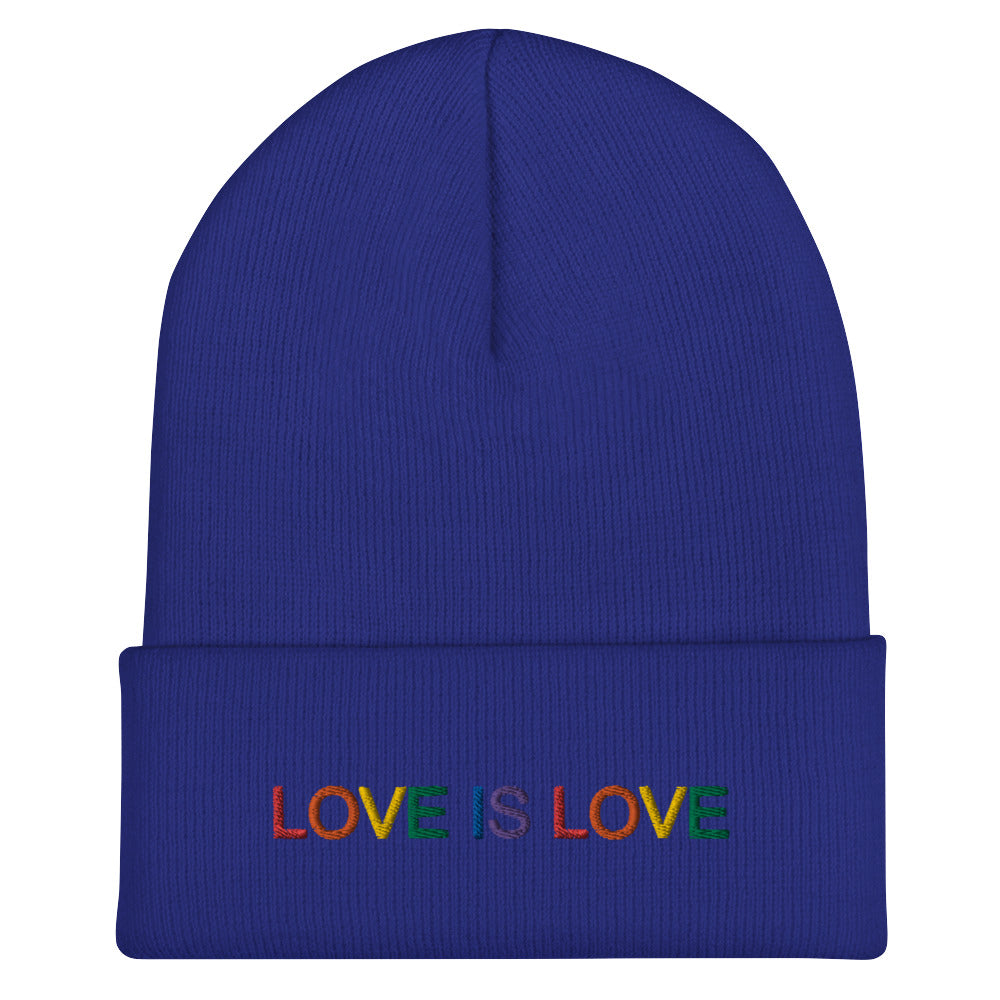 LOVE IS LOVE auf Beanie gestickt