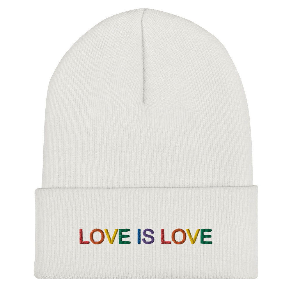 LOVE IS LOVE auf Beanie gestickt