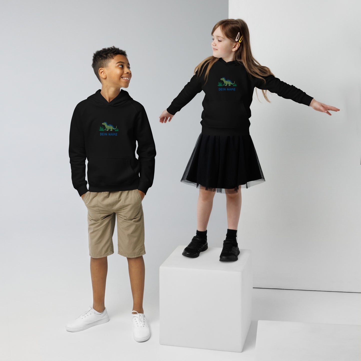 Dino Stegosaurus auf Bio-Hoodie für Kinder gestickt Personalisierbar