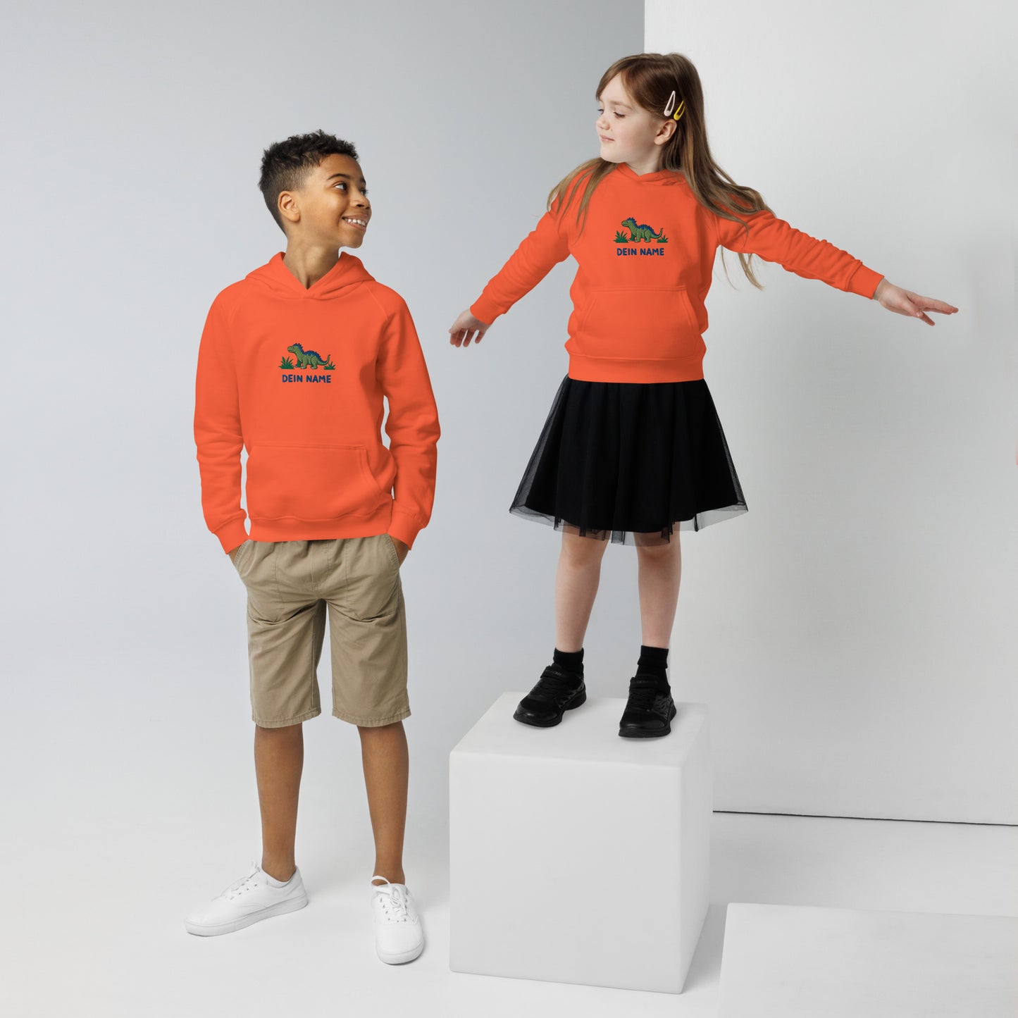 Dino Stegosaurus auf Bio-Hoodie für Kinder gestickt Personalisierbar