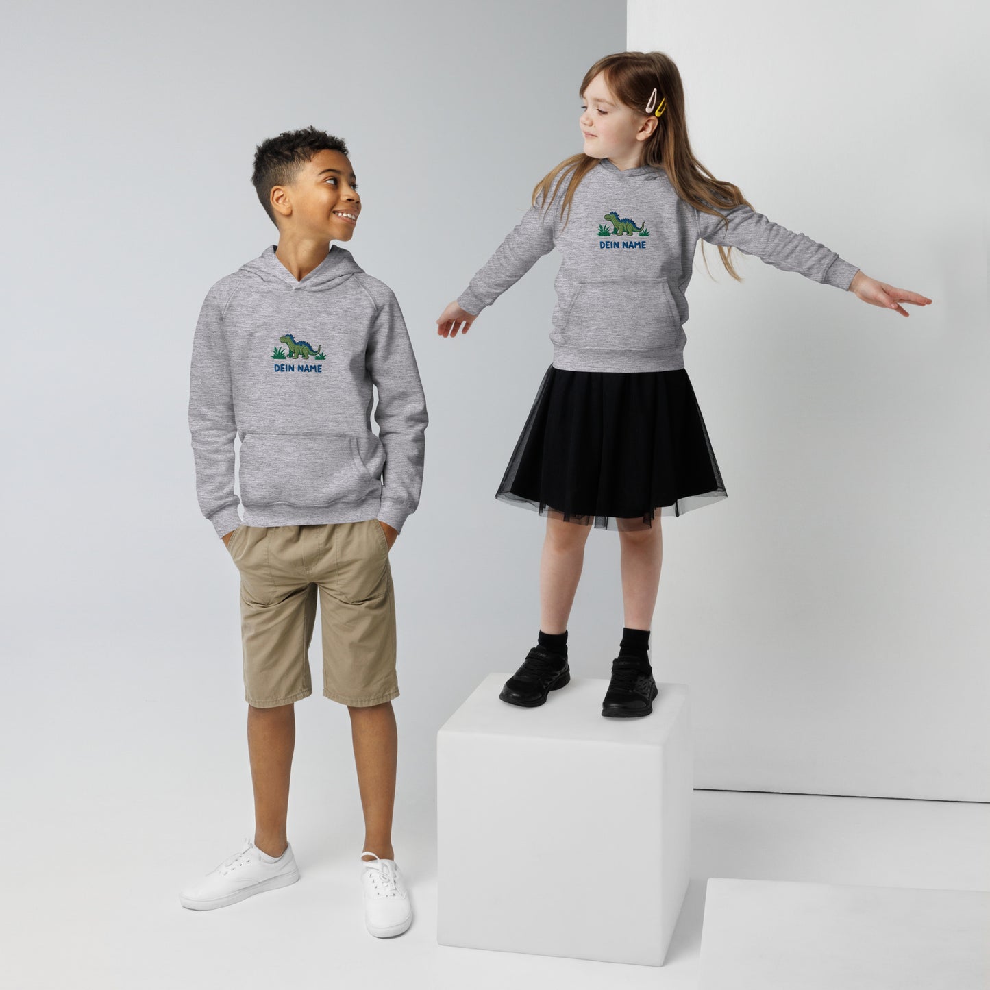 Dino Stegosaurus auf Bio-Hoodie für Kinder gestickt Personalisierbar