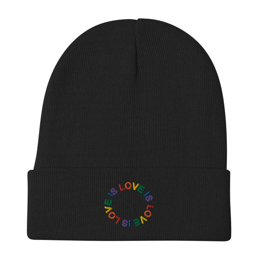 LOVE IS LOVE auf Beanie gestickt