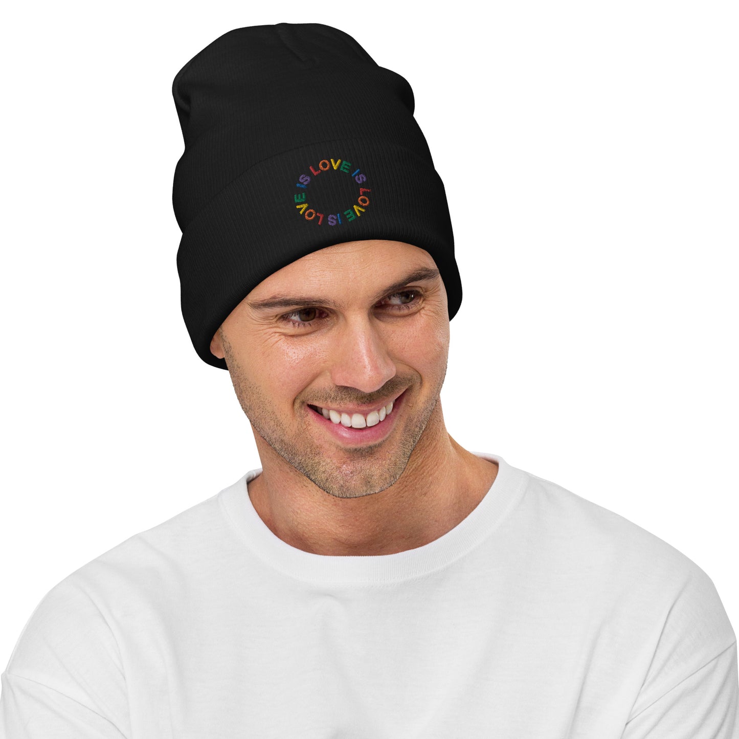 LOVE IS LOVE auf Beanie gestickt