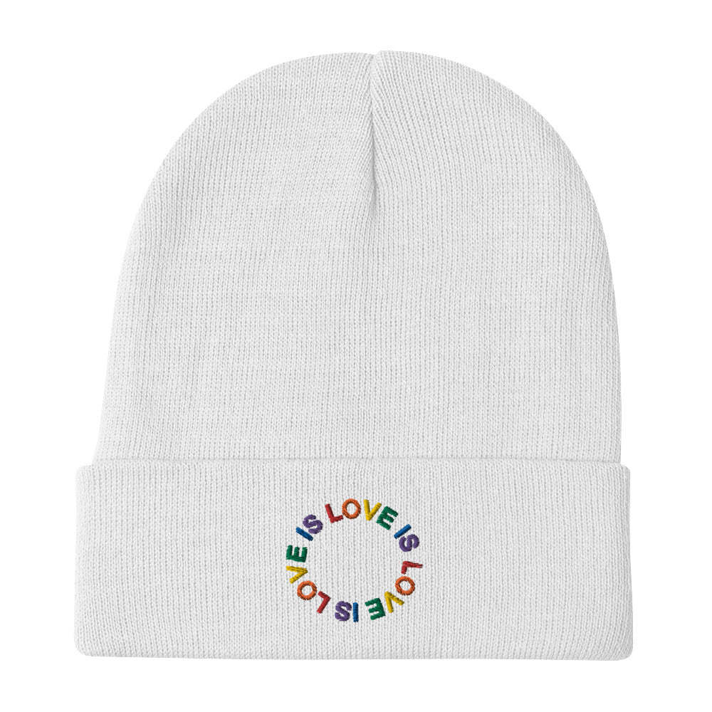 LOVE IS LOVE auf Beanie gestickt