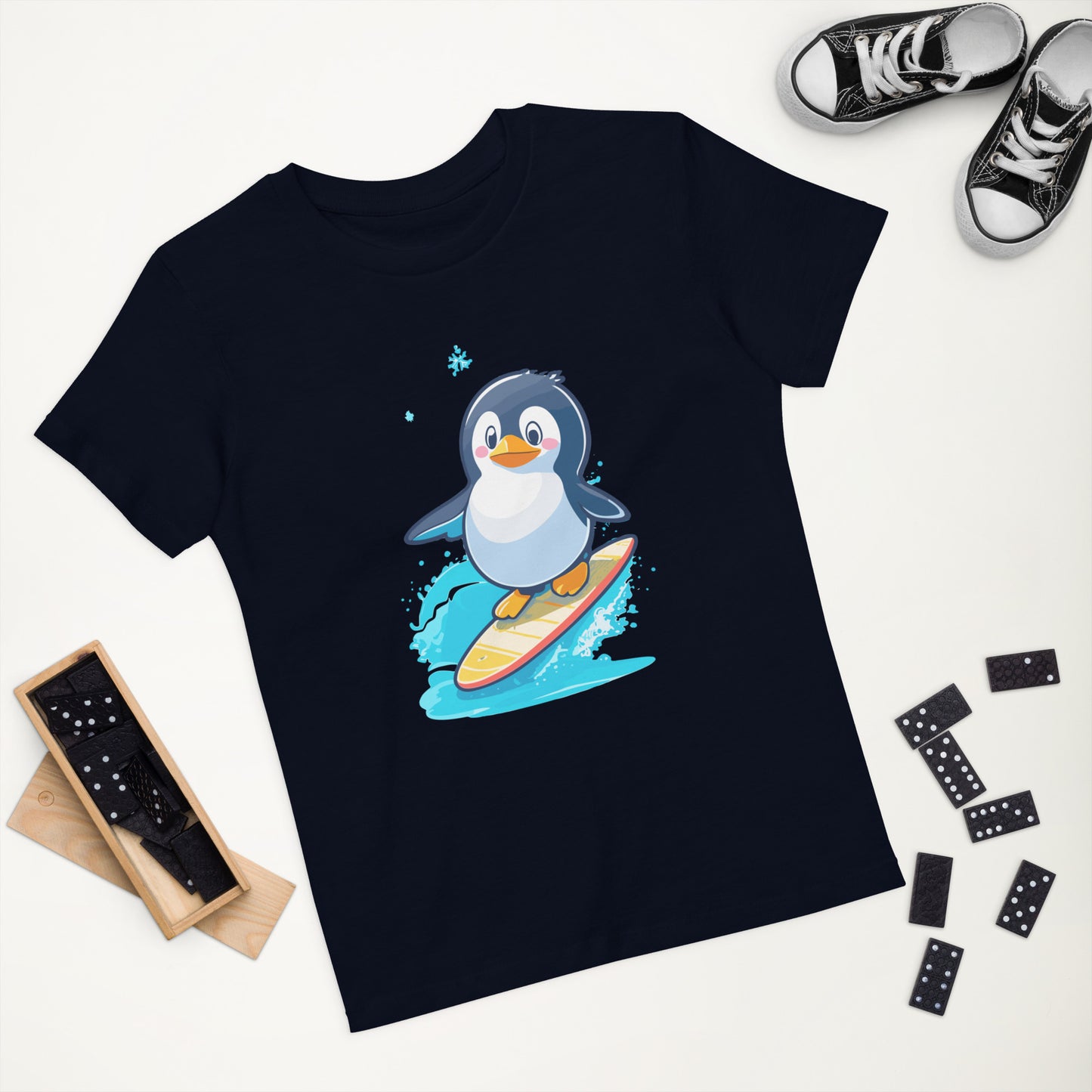 Surfer Pinguin auf Bio-Baumwoll-T-Shirt gedruckt