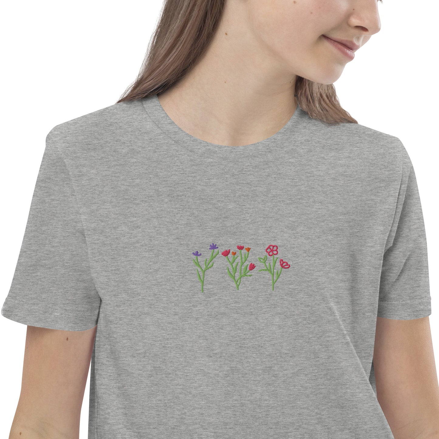 Wildblumen auf Bio-Baumwoll-T-Shirt für Kinder gestickt