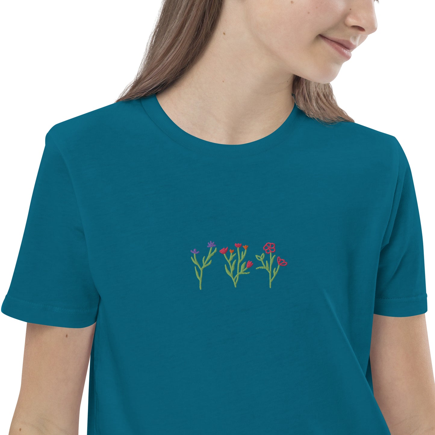 Wildblumen auf Bio-Baumwoll-T-Shirt für Kinder gestickt