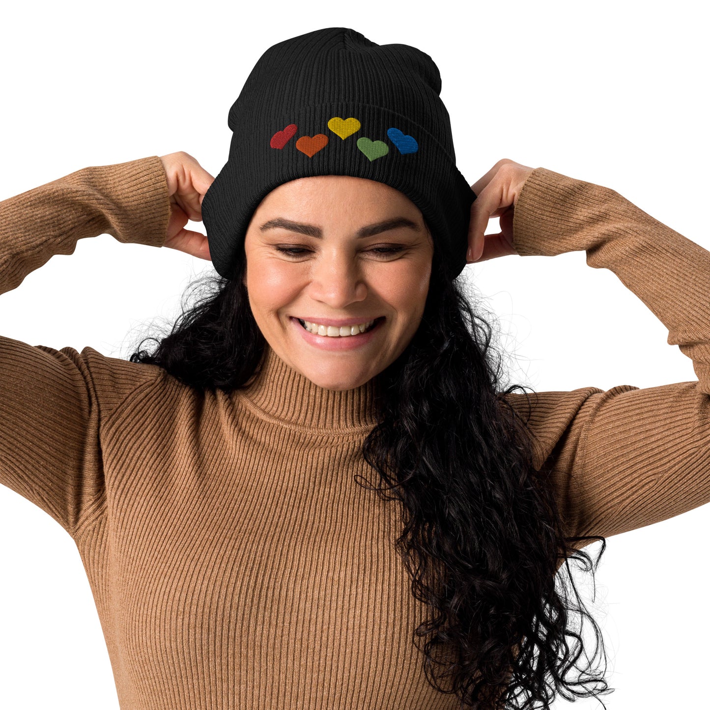 Regenbogenherzen auf Gerippte Bio-Beanie gestickt