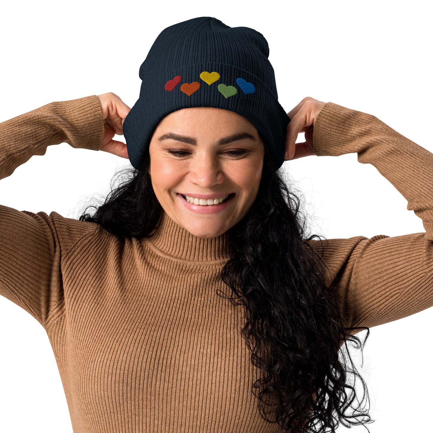 Regenbogenherzen auf Gerippte Bio-Beanie gestickt