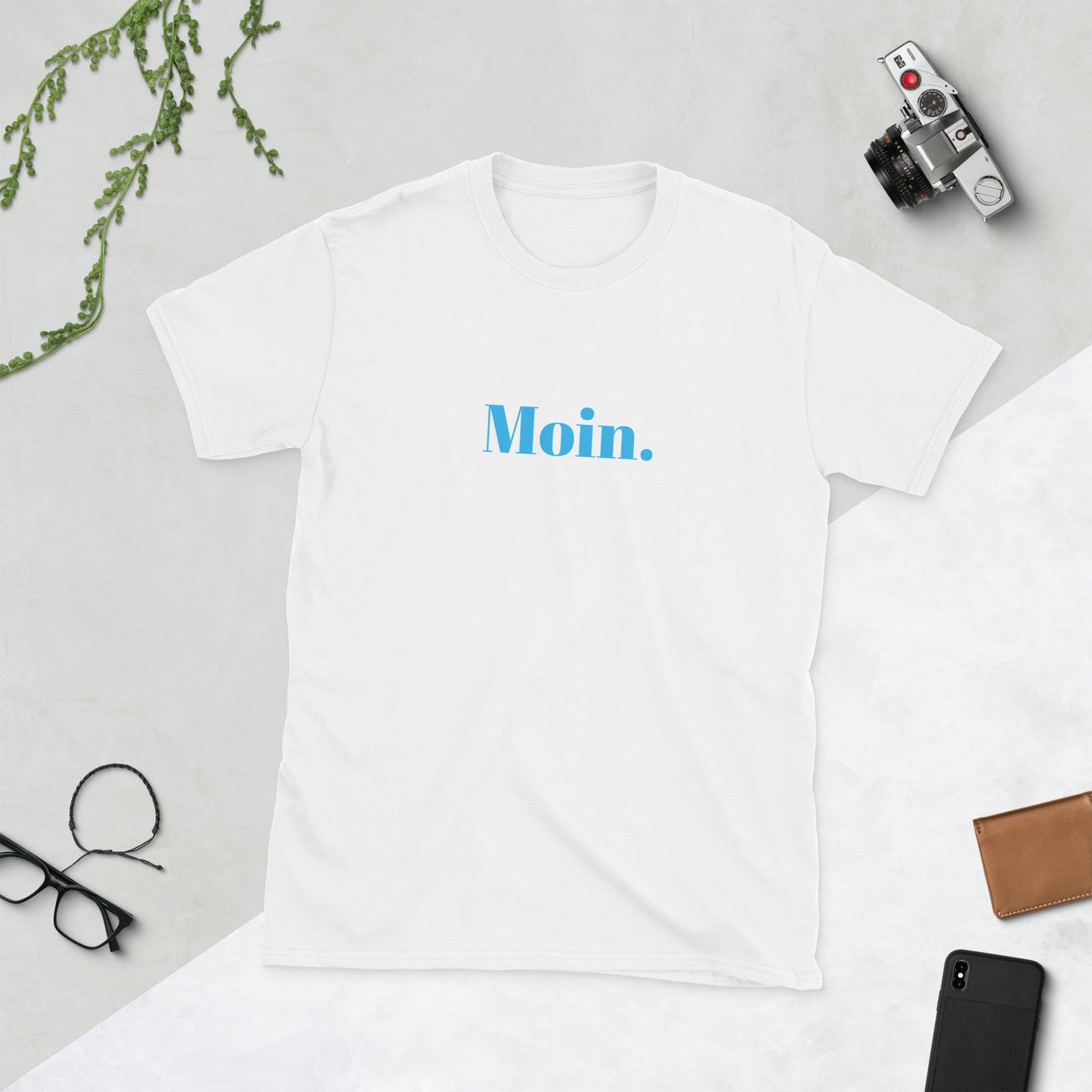 Moin. auf Unisex-T-Shirt gedruckt