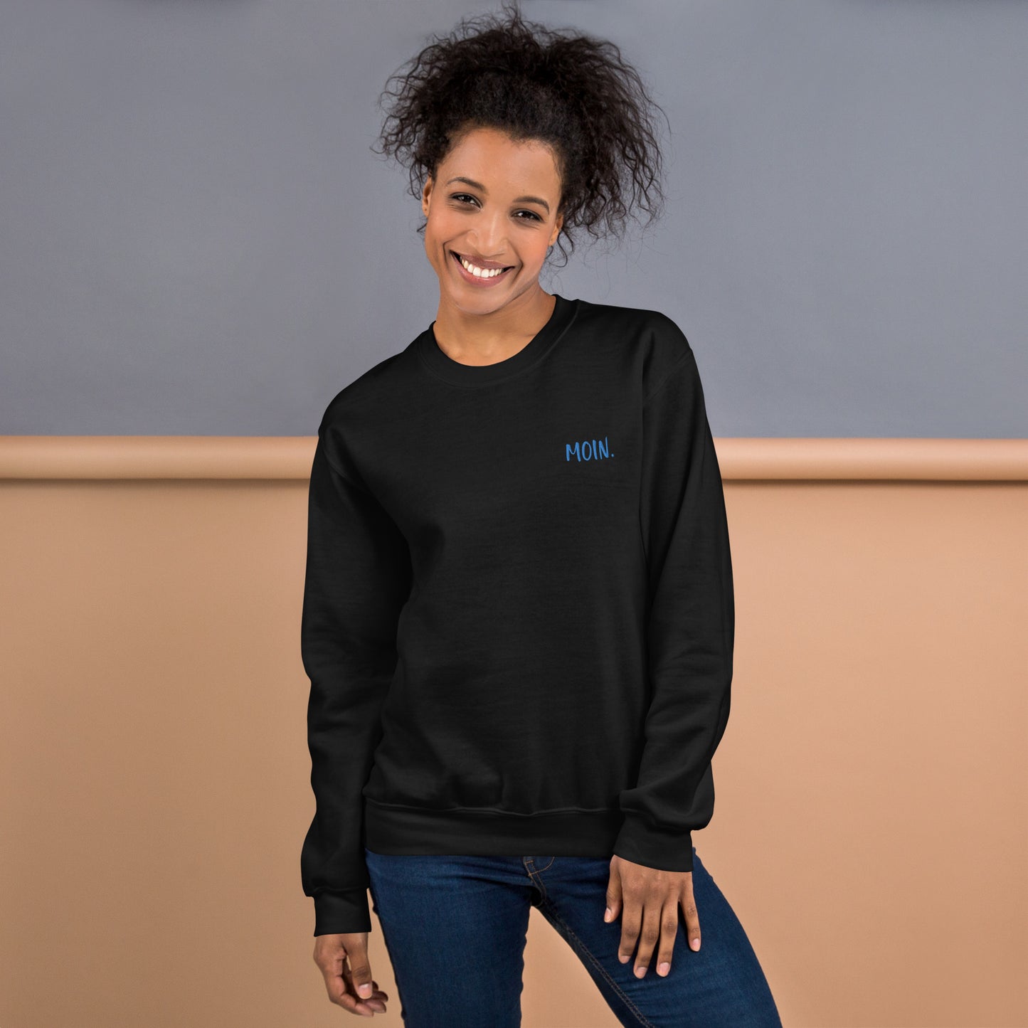 Moin auf Unisex-Pullover gestickt