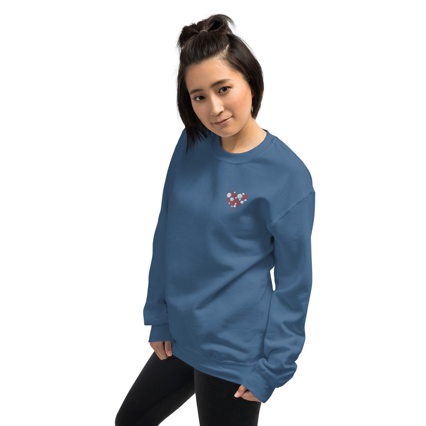 Blütenherz auf Unisex-Pullover gestickt