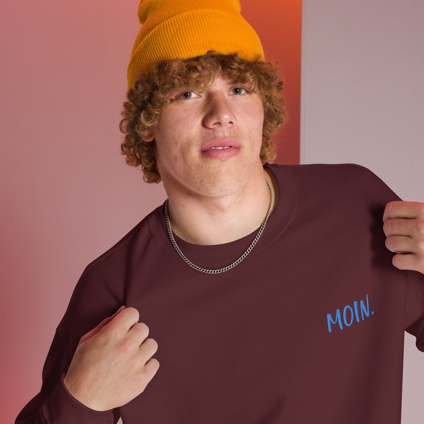 Moin auf Unisex-Pullover gestickt