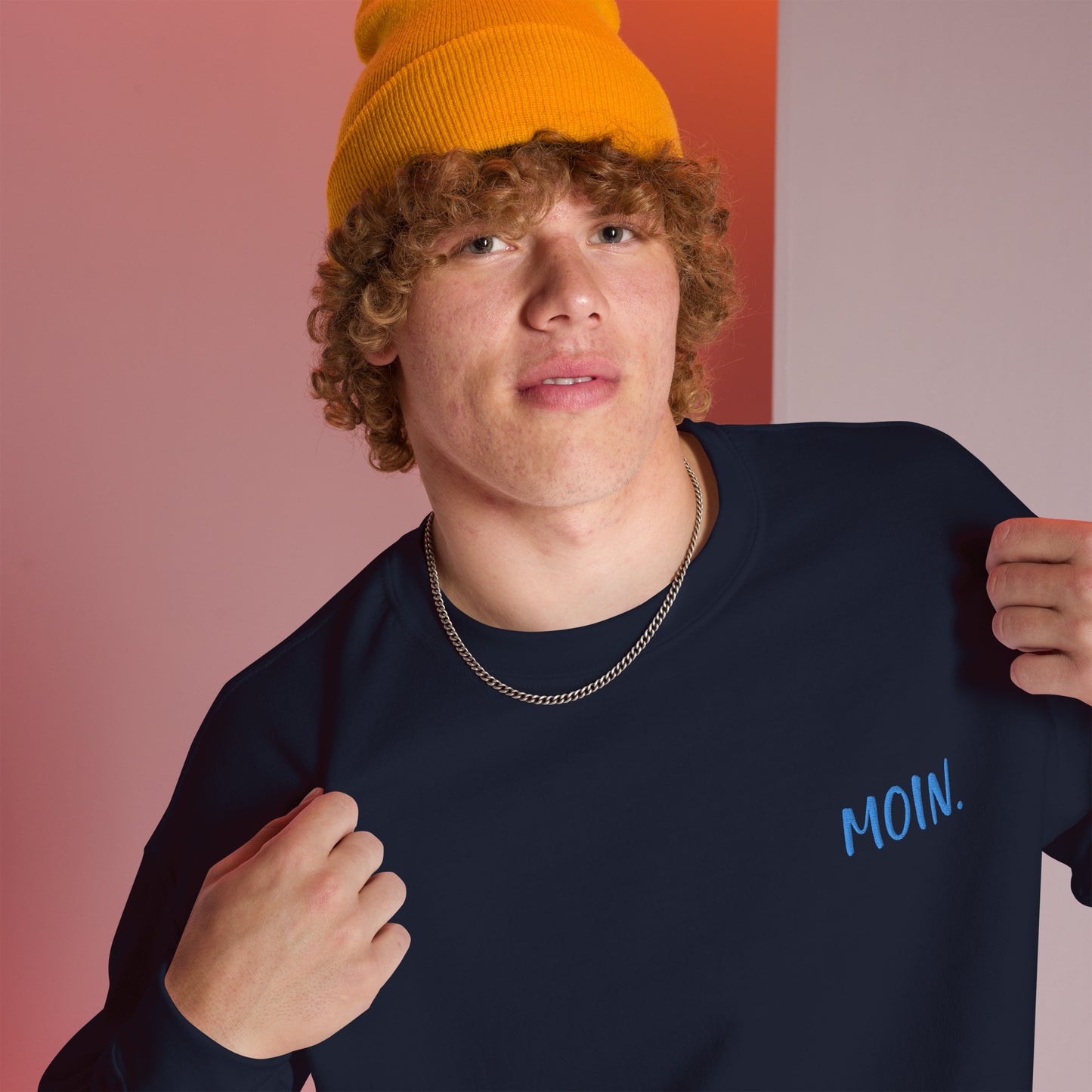 Moin auf Unisex-Pullover gestickt