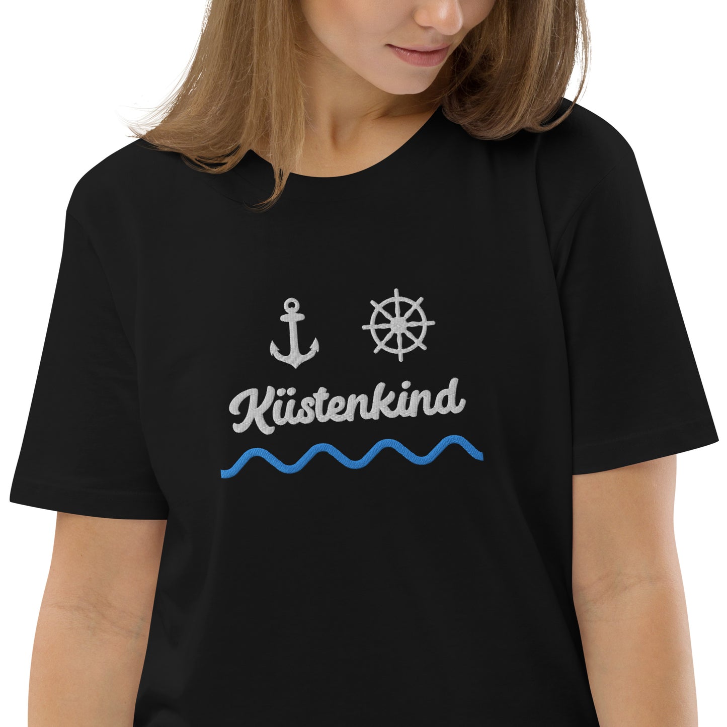 Küstenkind Motiv (Anker und Steuerrad) auf Unisex-Bio-Baumwoll-T-Shirt gestickt