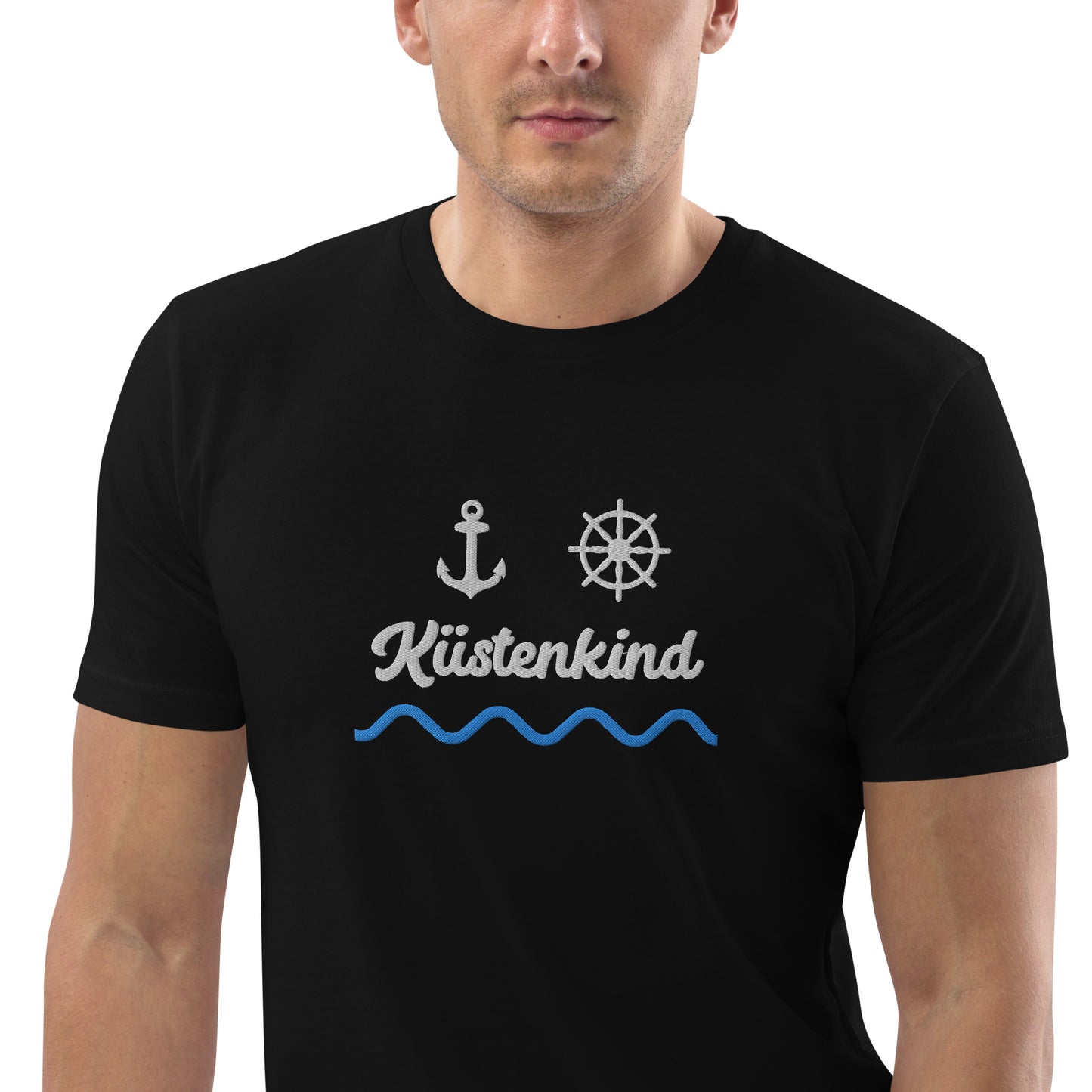 Küstenkind Motiv (Anker und Steuerrad) auf Unisex-Bio-Baumwoll-T-Shirt gestickt