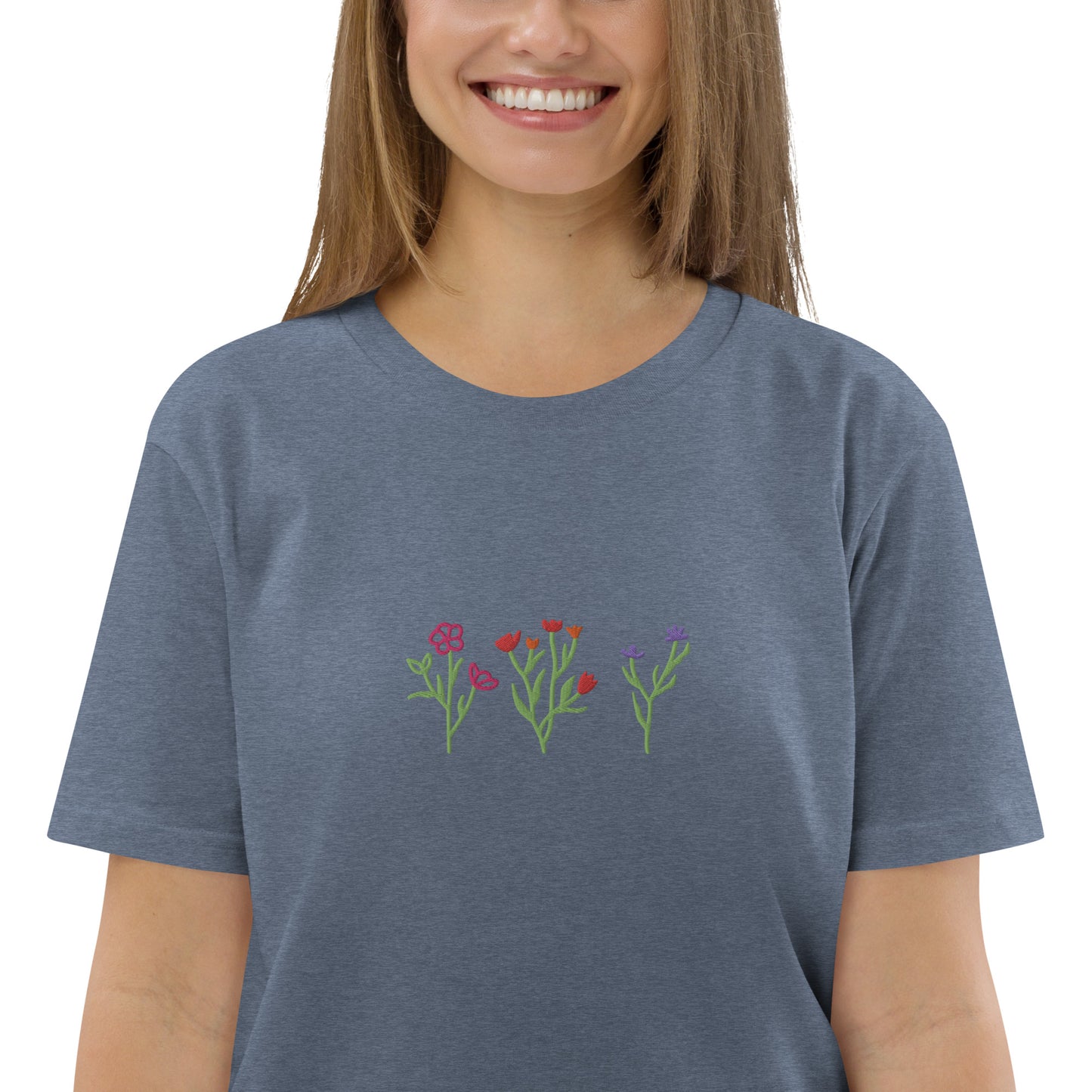 Wildblumen auf Unisex-Bio-Baumwoll-T-Shirt gestickt