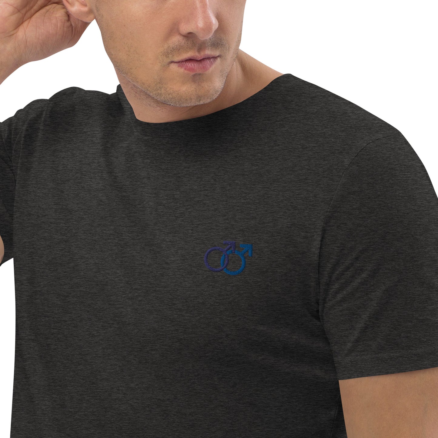 Mann liebt Mann blau auf Unisex-Bio-Baumwoll-T-Shirt gestickt