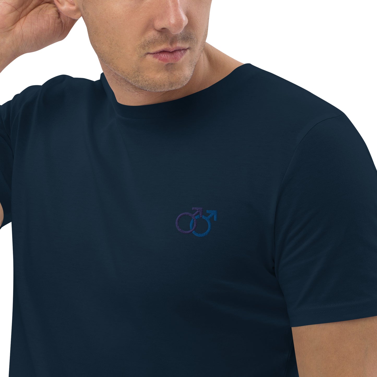 Mann liebt Mann blau auf Unisex-Bio-Baumwoll-T-Shirt gestickt