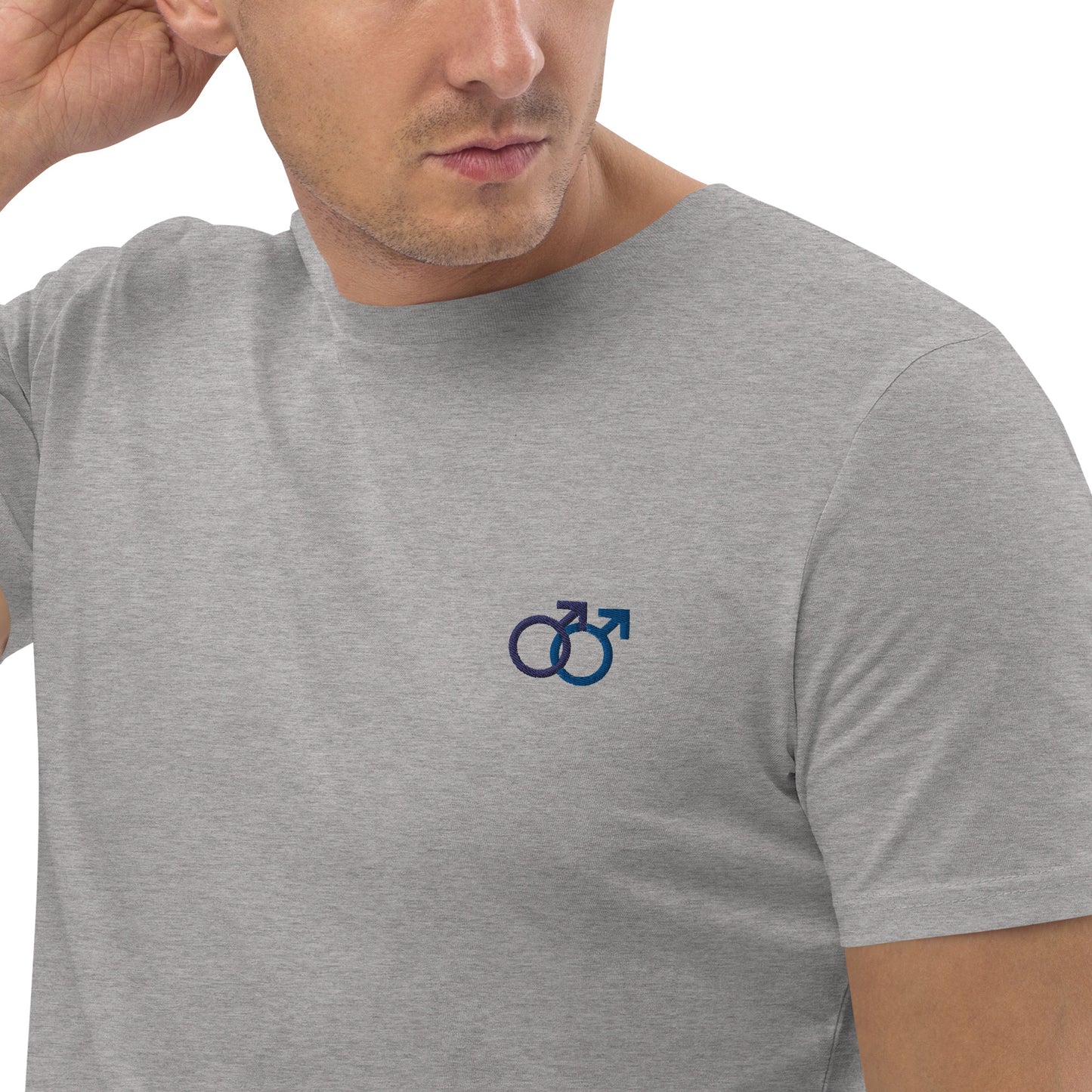 Mann liebt Mann blau auf Unisex-Bio-Baumwoll-T-Shirt gestickt