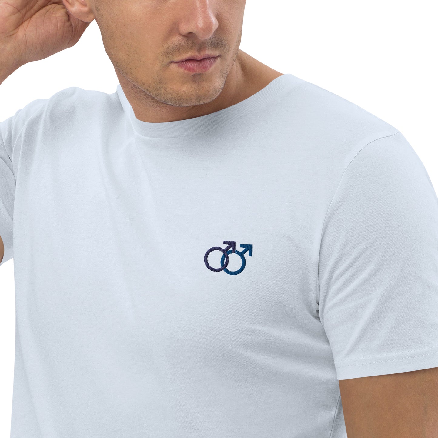 Mann liebt Mann blau auf Unisex-Bio-Baumwoll-T-Shirt gestickt