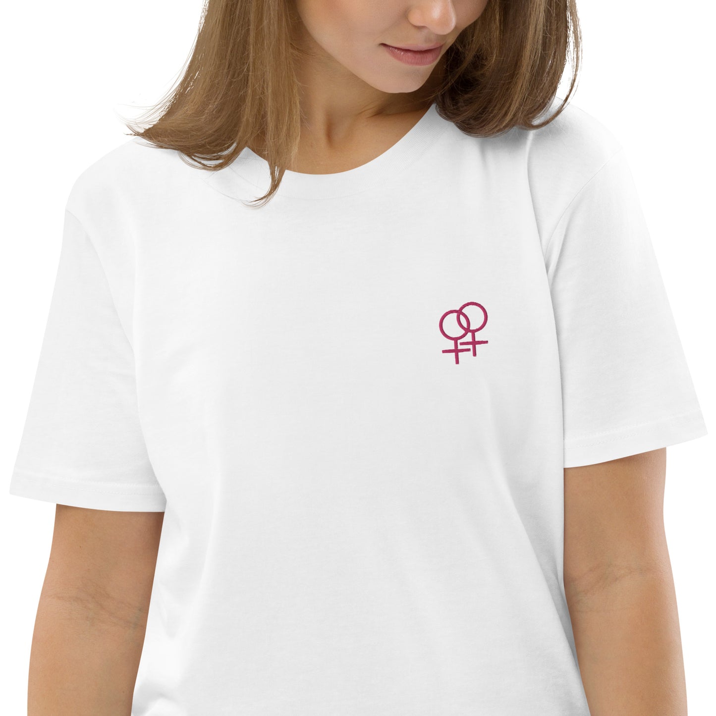 Frau liebt Frau pink auf Unisex-Bio-Baumwoll-T-Shirt gestickt